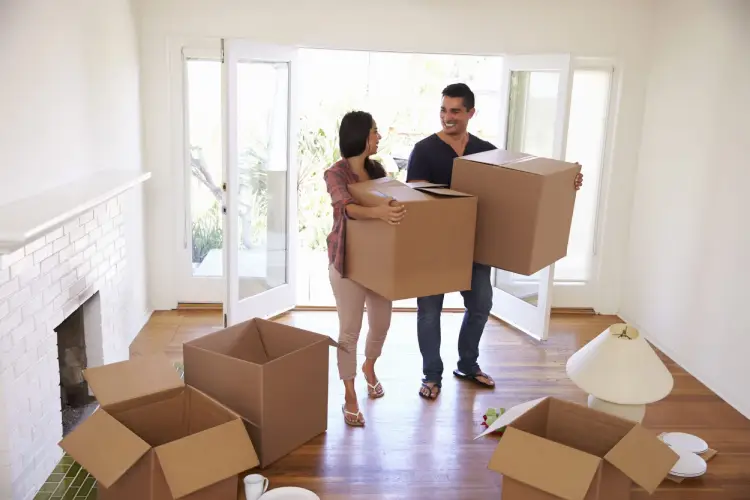 71266779_m-Couple-Carrying-Boxes-Into-New-Home-On-Moving-Day-e1537169573758